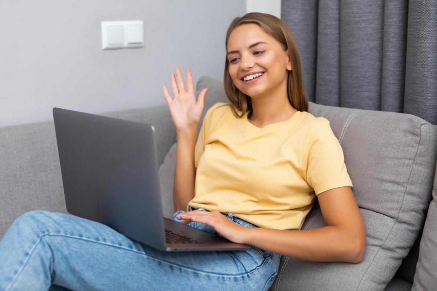 Moderne Büroumgebung mit Finanzunterlagen und Laptops